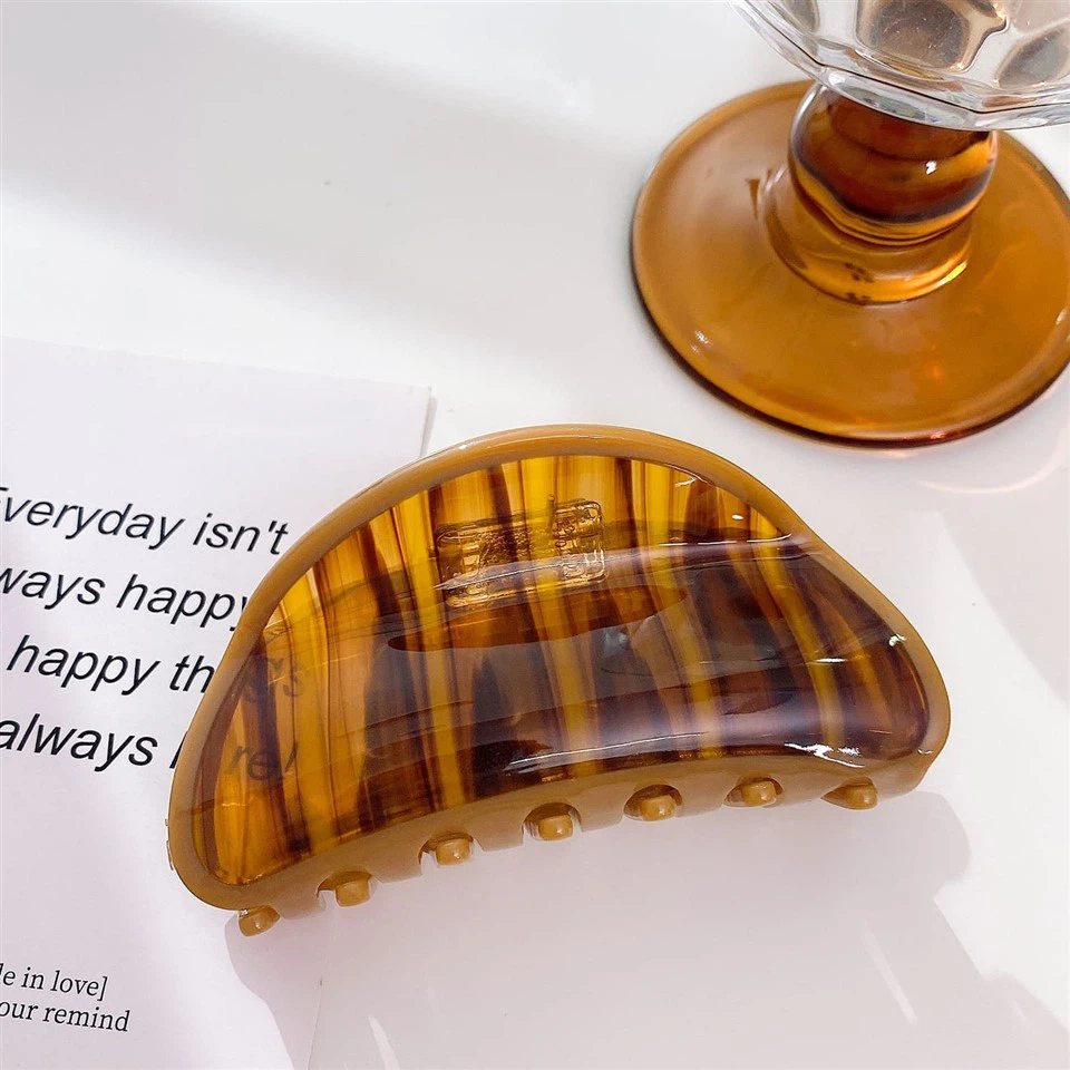 Large Retro Oval Clip